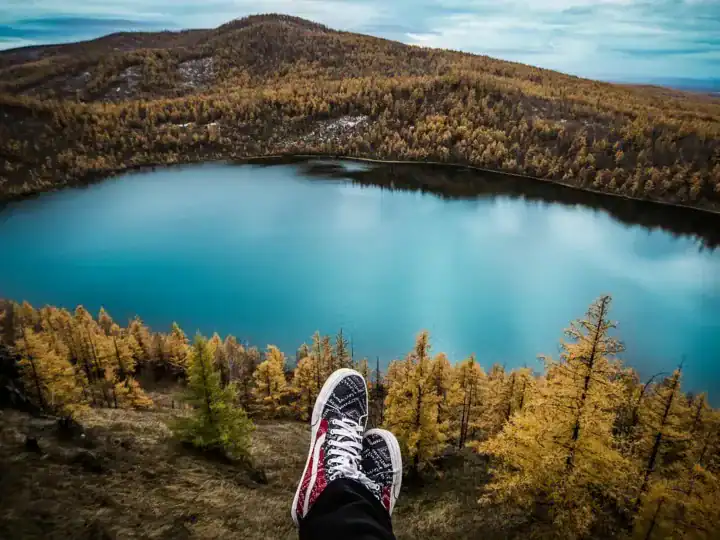 Buty trekkingowe na szlaku górskim