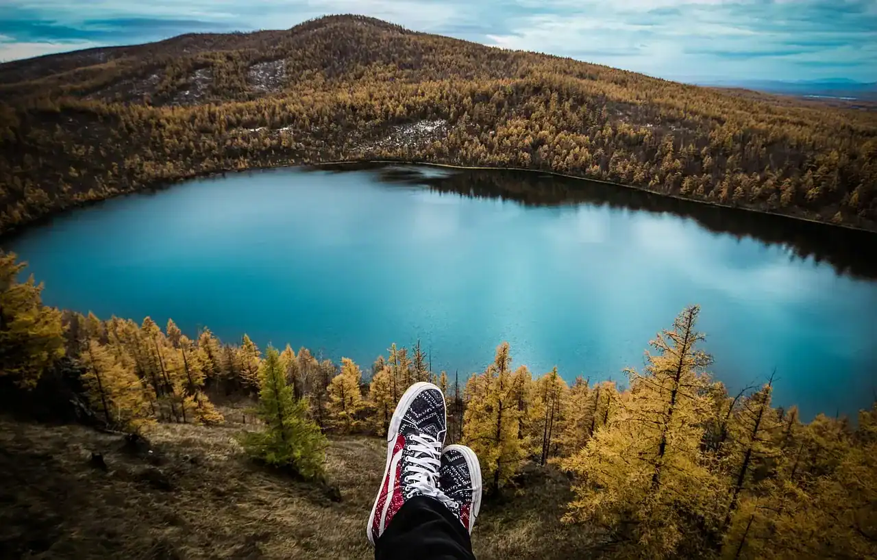Buty trekkingowe na szlaku górskim