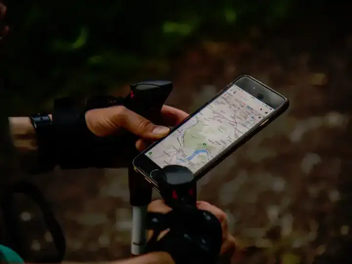 Telefon z mapą na szlaku górskim