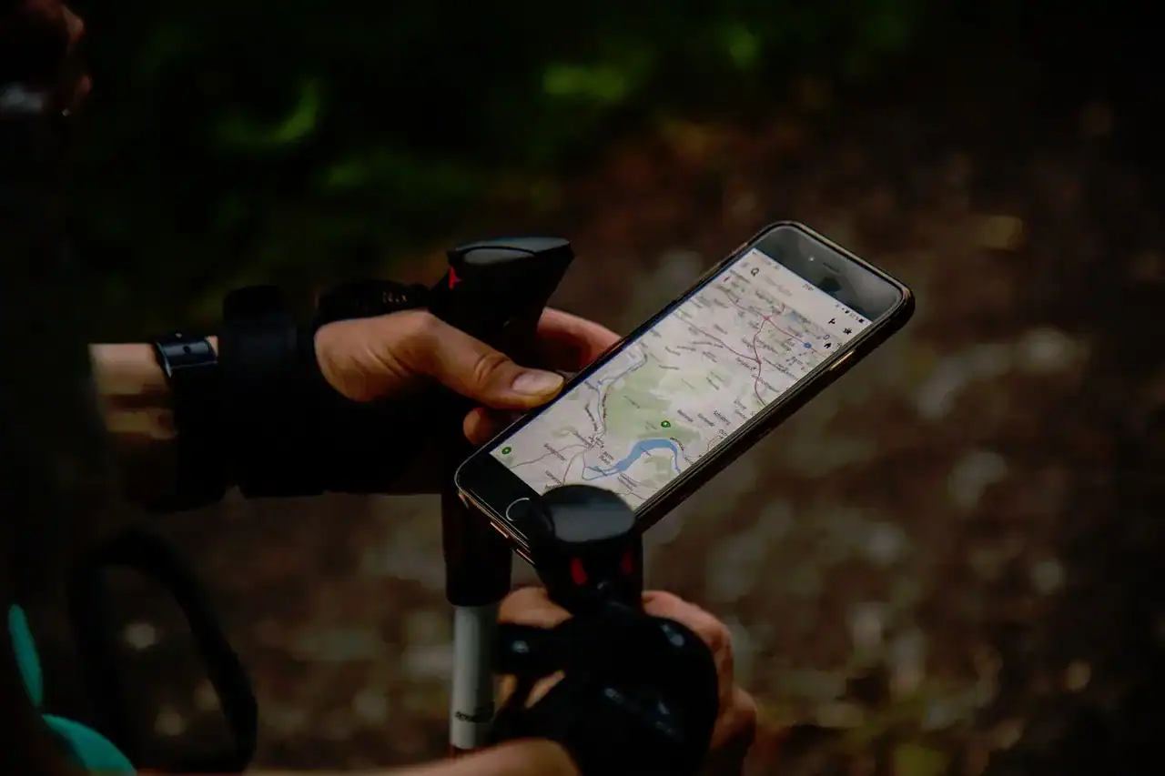 Telefon z mapą na szlaku górskim
