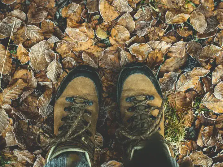 Turysta w spodniach trekkingowych na górskim szlaku