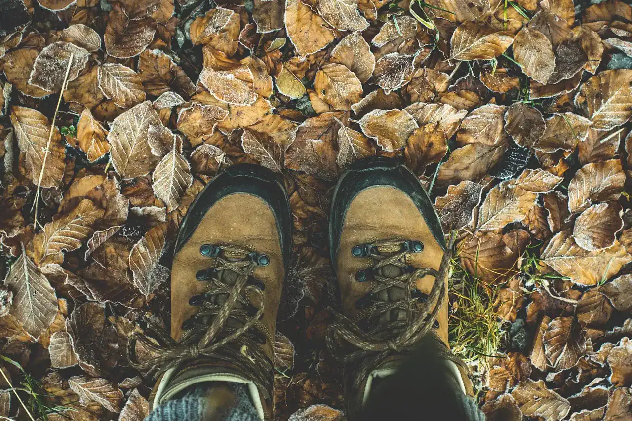 Turysta w spodniach trekkingowych na górskim szlaku